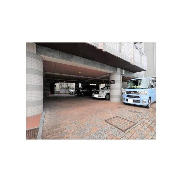 エクラ桂駅前の駐車場