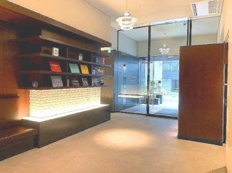 【外観】 | 【 Entrance 】
高級感のあるエントランス。居住者の帰りを待っているとともに、安全も守ってくれています。賑わいのある街も素敵ですが、プライベートを確保することも大事です。