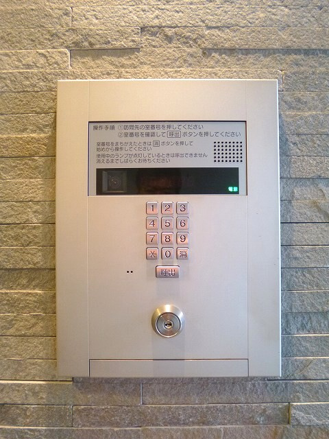 ハイリーフ上野のエントランス|ハイリーフ上野のモニター付きオートロックセキュリティです