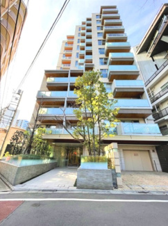 【外観】 | 【 Appearance 】
存在感のある建物は、居住者の拠点としてずっと価値を持ち続ける。今もそこでじっと佇み、居住者の安全や安心を守ってくれています。