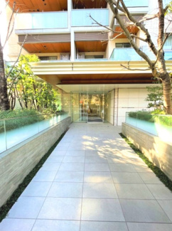 【エントランス】 | 【 Entrance 】
居住者の帰りを最初に待っていてくれるエントランス。その壮大な佇まいとは裏腹に、入ると静寂な空間が続いています。プライベートがしっかりと守られている証です。