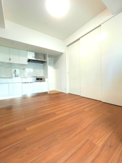 【外観】 | 【 Living　room 】
木の暖かさを感じられ、団欒とした生活を送ることができるリビングルーム。気持ちのいい日の光の下、ゆっくりとしたくつろげる時間を楽しみませんか？