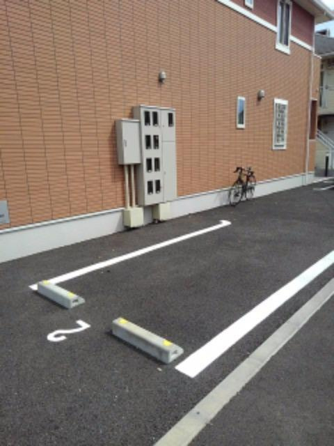 フォンターナ・プレッソの駐車場