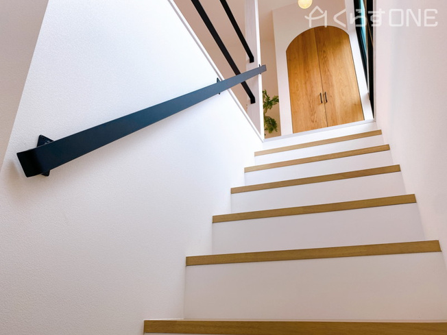 【その他】 | 神崎郡福崎町馬田／売土地 | 【自社施工例】ブラックアイアンの手すりで木のぬくもりがありながらもスタイリッシュな階段