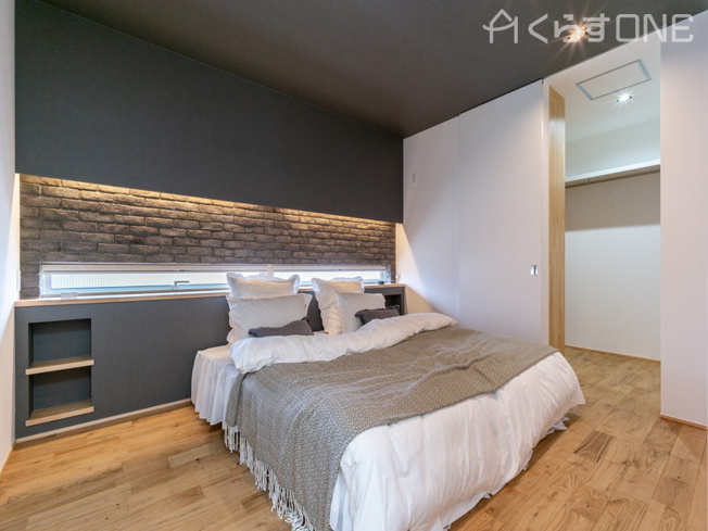 【その他】 | 神崎郡福崎町馬田／売土地 | 【自社施工例】レンガ調タイルと間接照明でシックでモダンな雰囲気の寝室