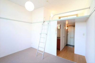 【居間・リビング】 | レオパレスフォレスト | （※一部の号室では家具家電なし）１Ｆ・２Ｆともに絨毯仕様