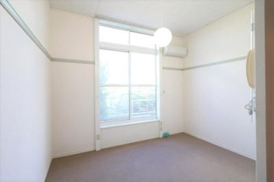 【居間・リビング】 | レオパレスフォレスト | （※一部の号室では家具家電なし）１Ｆ・２Ｆともに絨毯仕様