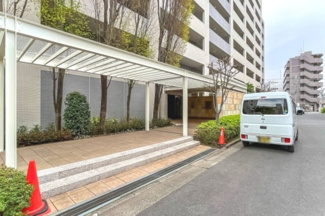 【エントランス】 | 【 Entrance 】
居住者の帰りを最初に待っていてくれるエントランス。その壮大な佇まいとは裏腹に、入ると静寂な空間が続いています。プライベートがしっかりと守られている証です。