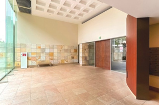 【エントランス】 | 【 Entrance 】
高級感のあるエントランス。居住者の帰りを待っているとともに、安全も守ってくれています。賑わいのある街も素敵ですが、プライベートを確保することも大事です。