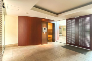 【エントランス】 | 【 Entrance 】
オートロックが完備されているエントランスは居住者の安全安心を保ってくれています。広くゆとりのあるエントランスは居住者の帰りを心地よく迎え入れてくれます。