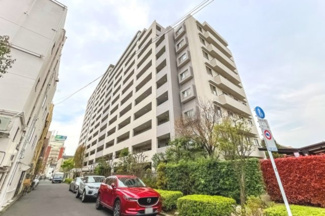 【外観】 | 【 Appearance 】
存在感のある建物は、居住者の拠点としてずっと価値を持ち続ける。今もそこでじっと佇み、居住者の安全や安心を守ってくれています。