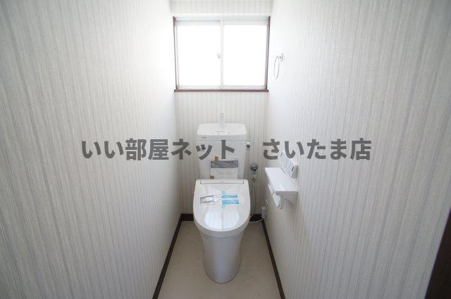 温水洗浄便座機能付き。令和5年9月に新品に交換致しました。トイレットペーパーホルダーは2連式に取り替えました。