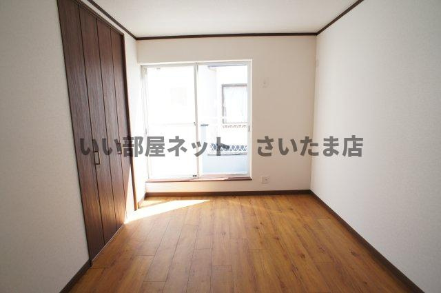 ２F真ん中の６帖の洋室です。令和5年9月に床重ね張り・クロス全面張替え済みです。南面に窓があり、バルコニーも付いています。