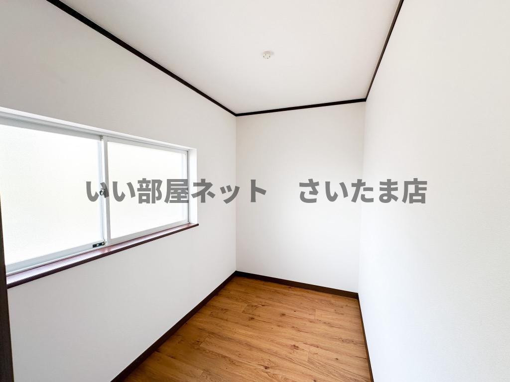 約3帖のサービスルーム。令和5年9月に内装張り替え致しました。