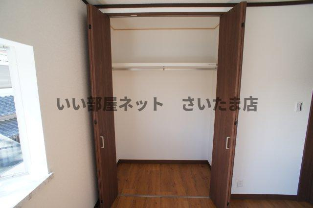２階南側の洋室のクローゼットです。ハンガーパイプも新設しました。