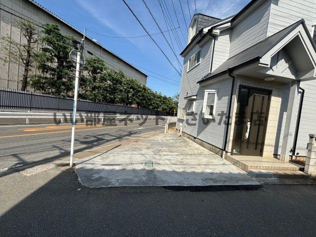 外壁ブロックを解体、整形致しました。軽自動車だけでなく普通乗用車やBOXタイプのお車も止めやすくなりました。