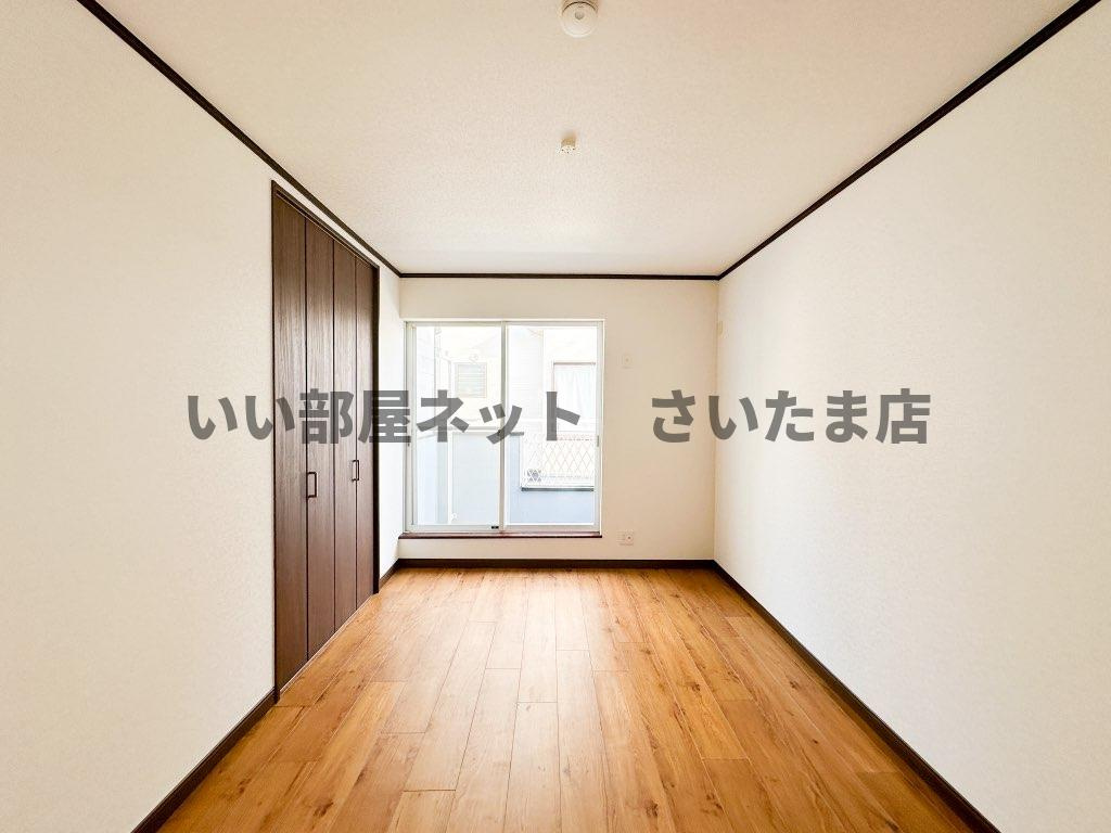２階中央の６帖の洋室になります。ここだけではなく全室に収納が付いたお部屋になります。