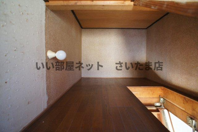 屋根裏収納庫。2階廊下部分から梯子で登れます。