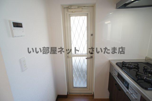 キッチン横にある勝手口。鍵はダブルロック式になっております。