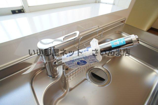 浄水機能付きシャワー水栓。（カートリッジは別途必要）シャワーヘッド部分は伸縮可能です。