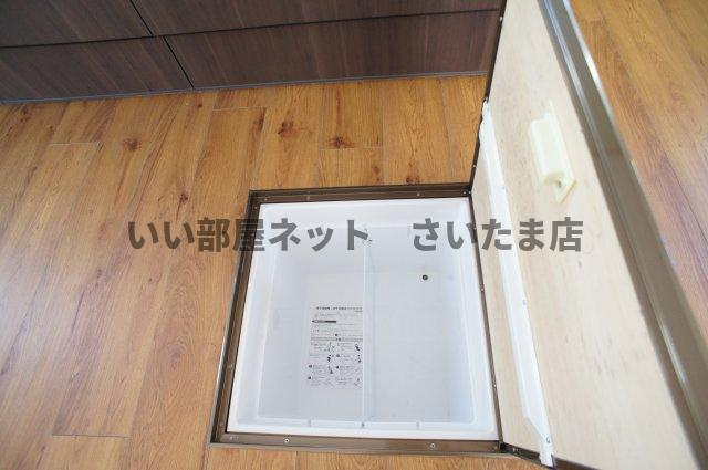 キッチン部分にある床下収納庫です。こちらは新品交換しております。
