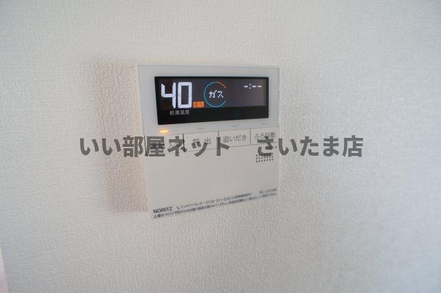 キッチン背面の壁にある給湯スイッチです。お風呂の湯張り、追い焚きも可能となっております。
