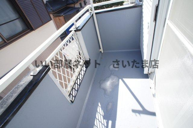 ２F真ん中の洋室のバルコニーです。こちらも令和5年9月に防水処理を行っております。