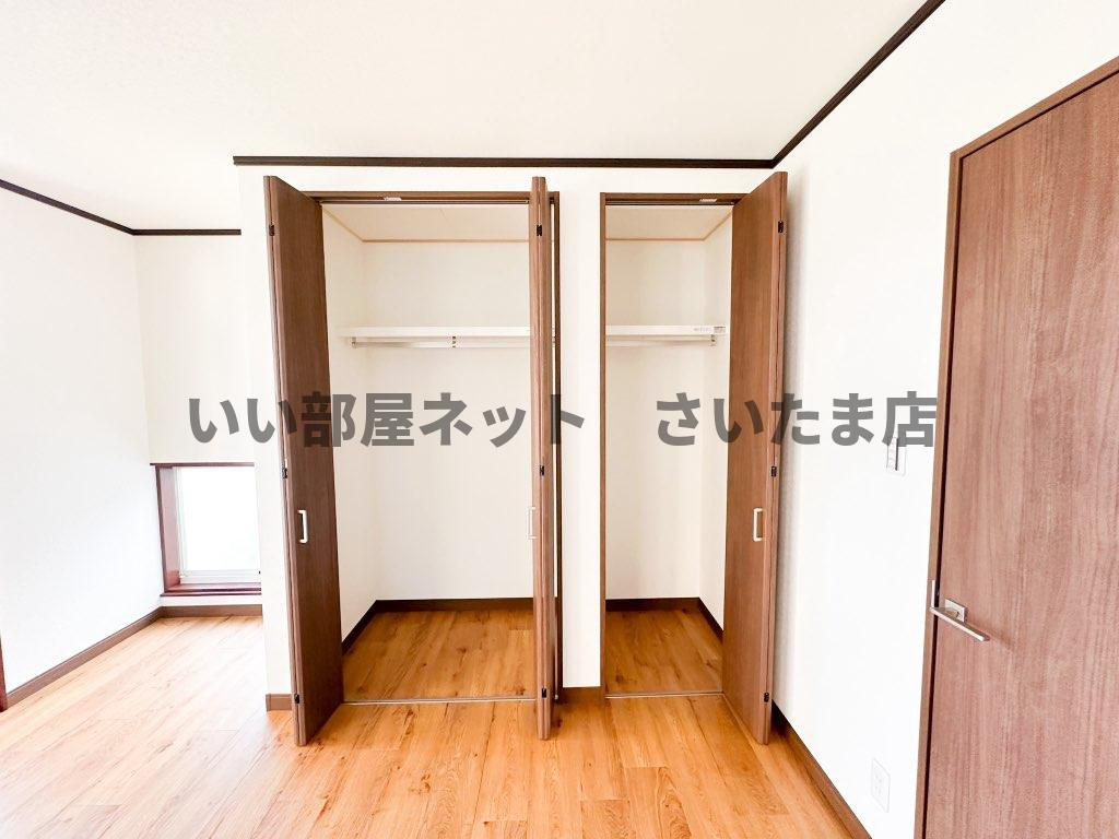 1階LDK収納です。ハンガーパイプ棚板付きになっており、普段着をちょっと掛けたい時などに便利です。