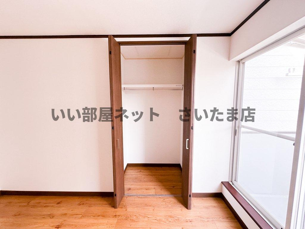 ２階中央洋室のクローゼット。ハンガーパイプと棚板が付いており。しっかり収納できます。