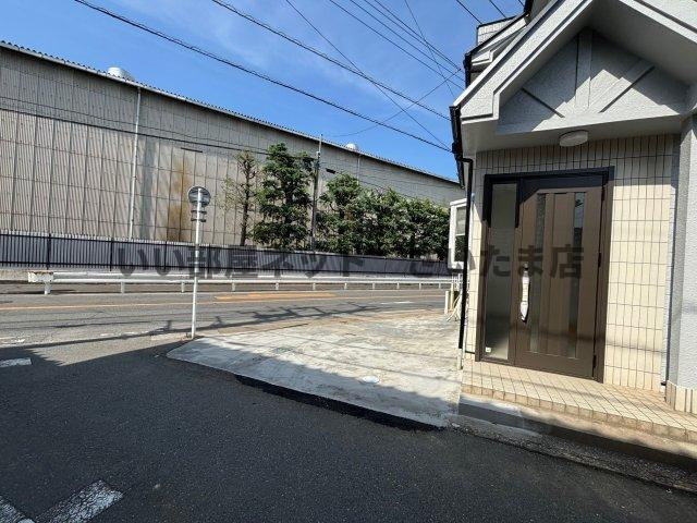 令和６年５月に駐車場ブロックの撤去と整形を行いました。お車の駐車がとても行いやすくなりました。
