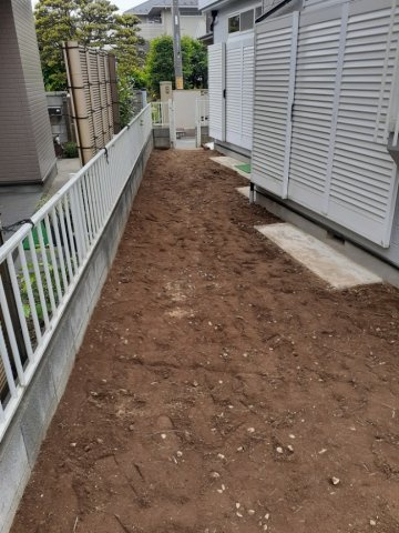 令和６年５月に庭の整地を行いました。道路側の庭には白砂利を敷設致しました。