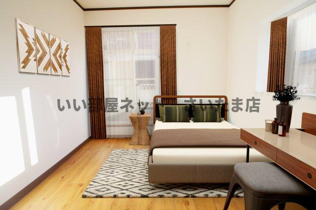 ２F南側６帖の洋室です。令和5年9月に床重ね張り・クロス全面張替え済みです。西・南面に窓があります。※洋室にCG合成で実際の家具を配置したイメージパースです。家具・調度品などは売買契約に含まれません。