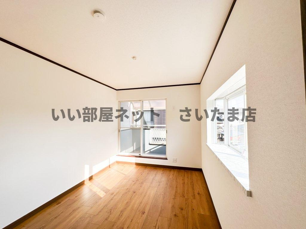 CG合成前の洋室写真です。２階南側の６帖の洋室です。出窓も有り、採光性は非常に高いです。
