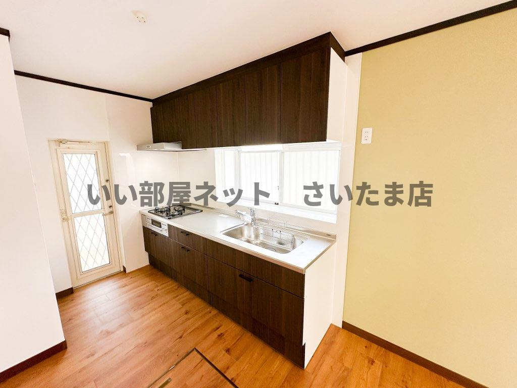 3口ガスコンロ付きシステムキッチン。都市ガス仕様になっております。また水栓は浄水機能付きシャワー水栓です。令和5年9月に新品に交換致しました。