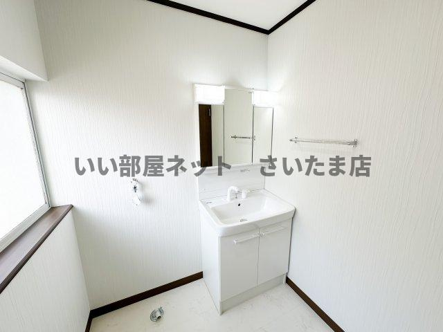 令和5年9月に洗髪洗面台を新品に交換致しました。3面鏡タイプで鏡の裏側は収納スペースで小物が収納かのうです。また、洗濯機置場もドラム式が入れられるよう防水パンは取り外しております。