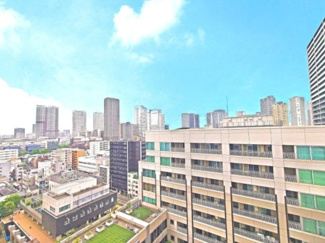 【展望】 | 【 View 】
木の暖かさをより感じさせてくれる太陽の光、一日の始まりを心地よく演出してくれます。窓から入る気持ちのいい風で、活力がみなぎることでしょう。