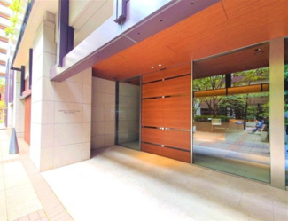 【エントランス】 | 【 Entrance 】
居住者の帰りを最初に待っていてくれるエントランス。その壮大な佇まいとは裏腹に、入ると静寂な空間が続いています。プライベートがしっかりと守られている証です。