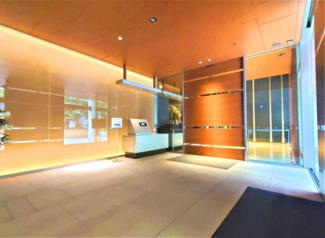 【エントランス】 | 【 Entrance 】
高級感のあるエントランス。居住者の帰りを待っているとともに、安全も守ってくれています。賑わいのある街も素敵ですが、プライベートを確保することも大事です。