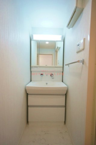 ルシエル【キャッシュバック対象物件】の独立洗面台|独立洗面台、小物を置くことができて便利です