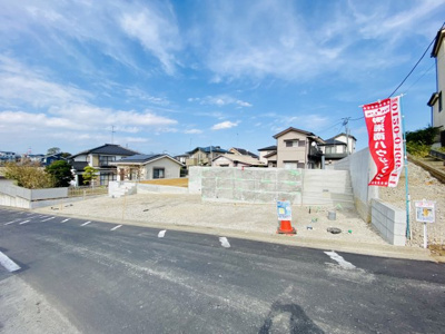 【前面道路含む現地写真】 | ☆陽当たり良好南西道路・整形地４５坪☆建築条件なし売地No.②／仲介手数料なし／藤沢市長後 | 幅広い南側道路に面した現地は、交通量も然程多くなく比較的穏やかな住環境です。陽当たり・風通し良好♪敷地４５坪とゆとりもあり、カースペースは２台分ございます！