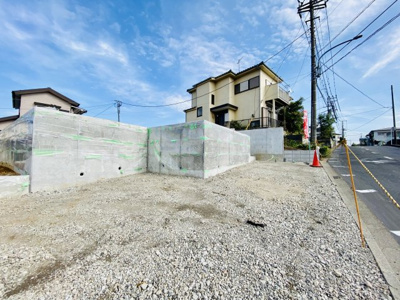 【外観】 | ☆陽当たり良好南西道路・整形地４５坪☆建築条件なし売地No.②／仲介手数料なし／藤沢市長後 | 幅広い南側道路に面した現地は、交通量も然程多くなく比較的穏やかな住環境です。陽当たり・風通し良好♪敷地４５坪とゆとりもあり、カースペースは２台分ございます！