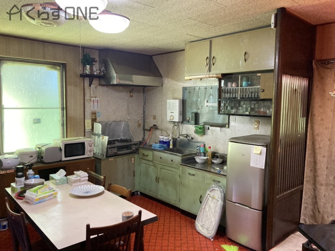 【キッチン】 | 相生市相生１丁目／中古戸建 | 大きな窓のあるキッチンは換気しやすいのがうれしいですね。