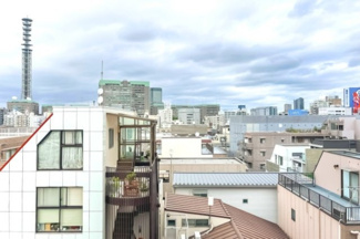 【展望】 | 【 View 】
木の暖かさをより感じさせてくれる太陽の光、一日の始まりを心地よく演出してくれます。窓から入る気持ちのいい風で、活力がみなぎることでしょう。