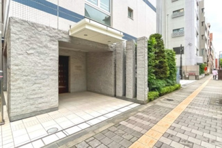 【エントランス】 | 【 Entrance 】
居住者の帰りを最初に待っていてくれるエントランス。その壮大な佇まいとは裏腹に、入ると静寂な空間が続いています。プライベートがしっかりと守られている証です。