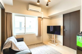 【外観】 | 【 Living　room 】
窓から差し込む暖かい光が、家族団欒とした生活を包み込みます。おいしい食卓を囲み、たわいもない話で笑ったり。幸せな空間をずっとそばで守ってくれます。