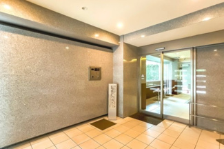 【エントランス】 | 【 Entrance 】
高級感のあるエントランス。居住者の帰りを待っているとともに、安全も守ってくれています。賑わいのある街も素敵ですが、プライベートを確保することも大事です。