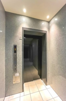 【その他共用部分】 | 【 others 】
エレベーターホールが完備されているため、荷物の持ち運びが容易です。