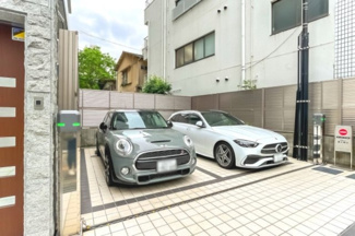 【駐車場】 | 【 others 】
敷地内には駐車場も完備されています。