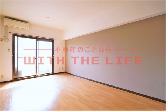 ハイラーク花畑駅前【キャッシュバック対象物件】の居間・リビング|こちらのリビングで趣味の時間をお楽しみください