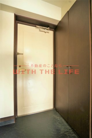 ハイラーク花畑駅前【キャッシュバック対象物件】の玄関|明るい玄関です